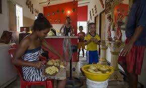 Venezolanos haciendo milagros para que no los alcance el hambre y el gobierno en silencio se duerme contemplándolos