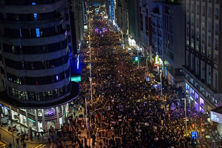 Protestan millones contra la brecha salarial y la violencia de género