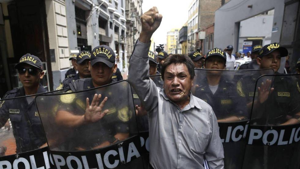 La política peruana implosiona en un ambiente de “que se vayan todos”