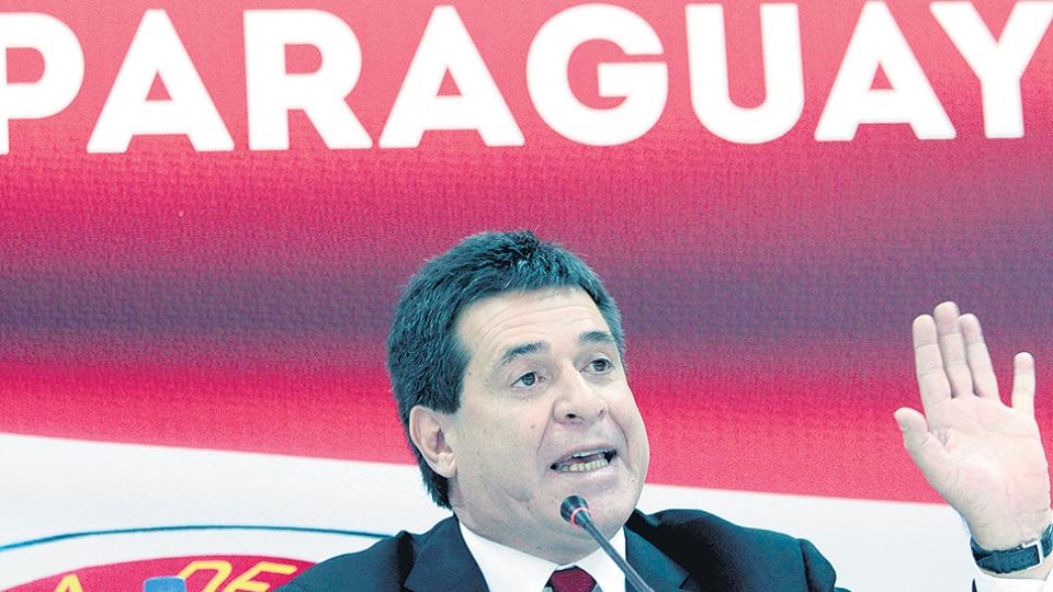 El presidente paraguayo renunció para asumir una banca en el Senado