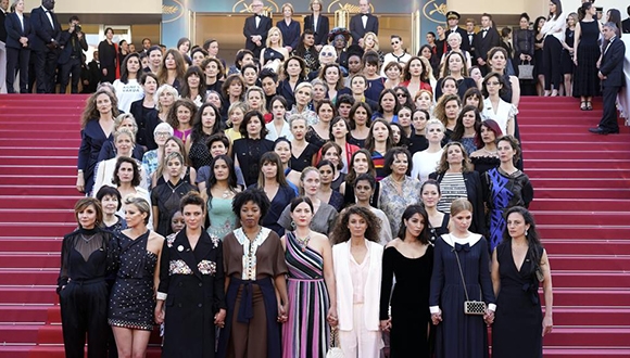 Actrices y cineastas protagonizan histórica protesta en festival de cine de Cannes