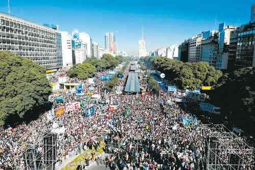 Miles de argentinos marchan contra el acuerdo de Mauricio Macri con el FMI