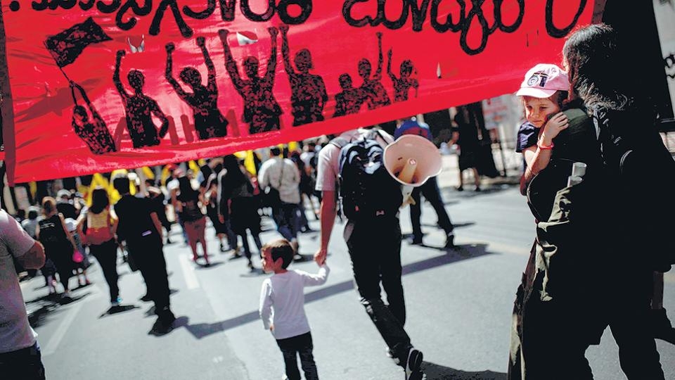 Grecia sin derecho a huelga, ajustada, acosada