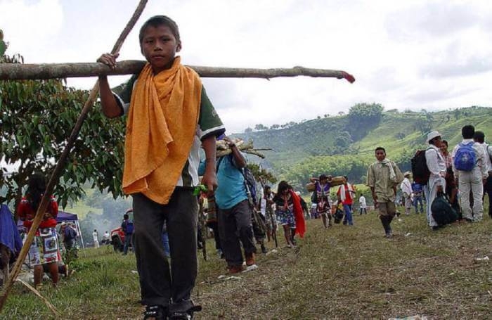 Multinacional minera amenaza con desplazar a 450 familias de Colombia