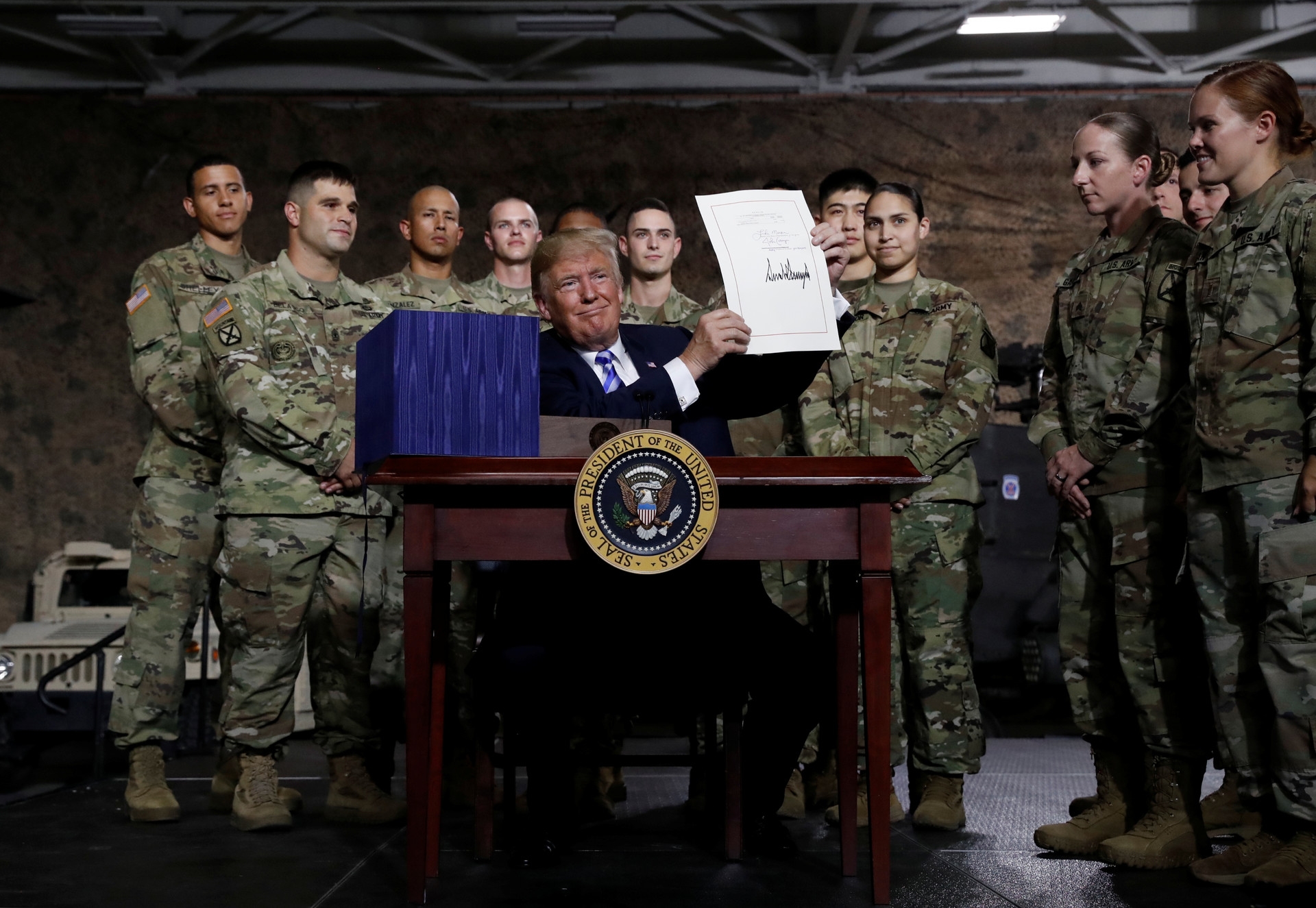 716.000 millones de dólares: Trump firma el presupuesto de Defensa más alto de la historia de EE.UU.