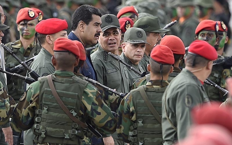Espadas sobre la cabeza de Maduro