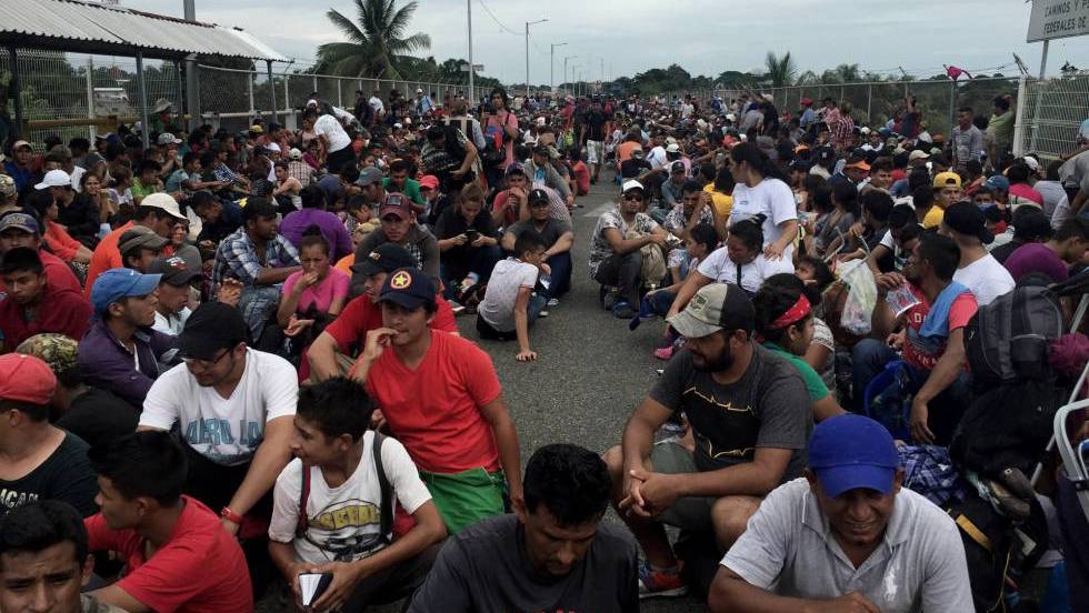 La caravana migrante a EE UU. La tensa espera sobre el río Suchiate