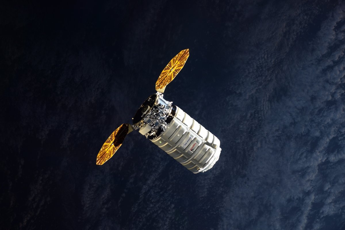 Cygnus llevó a la EEI impresora 3D para reciclar basura, entre otros equipos