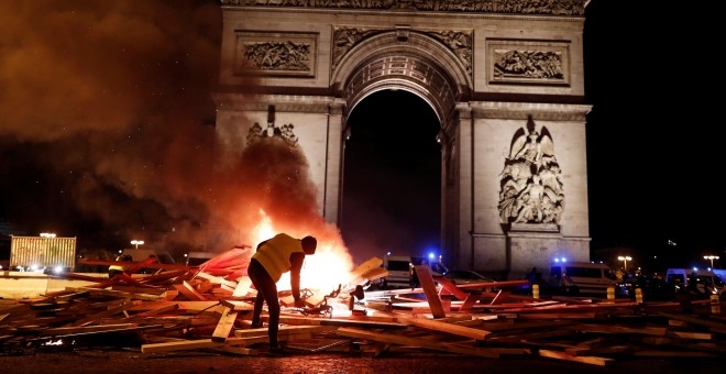 La protesta de los ‘chalecos amarillos’ deja graves disturbios y 130 detenidos en Francia