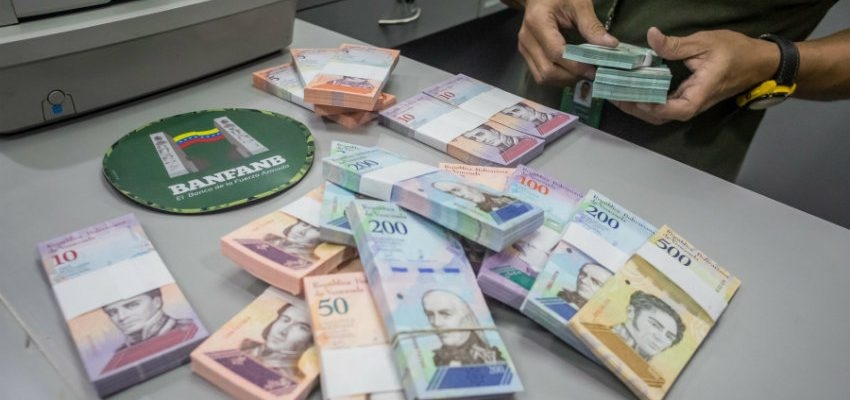 Venezuela devalúa su moneda un 43%
