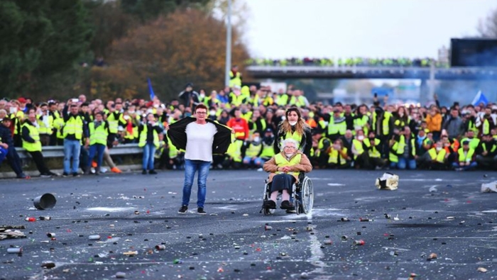 Macron aplaza la subida de los impuestos a los carburantes tras las protestas de los ‘chalecos amarillos’
