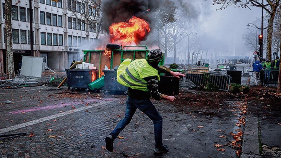 c01223eb48b3d42923a9b5c7e1edaf08 La Francia que Macron sedujo lo cuestiona hoy al rojo vivo