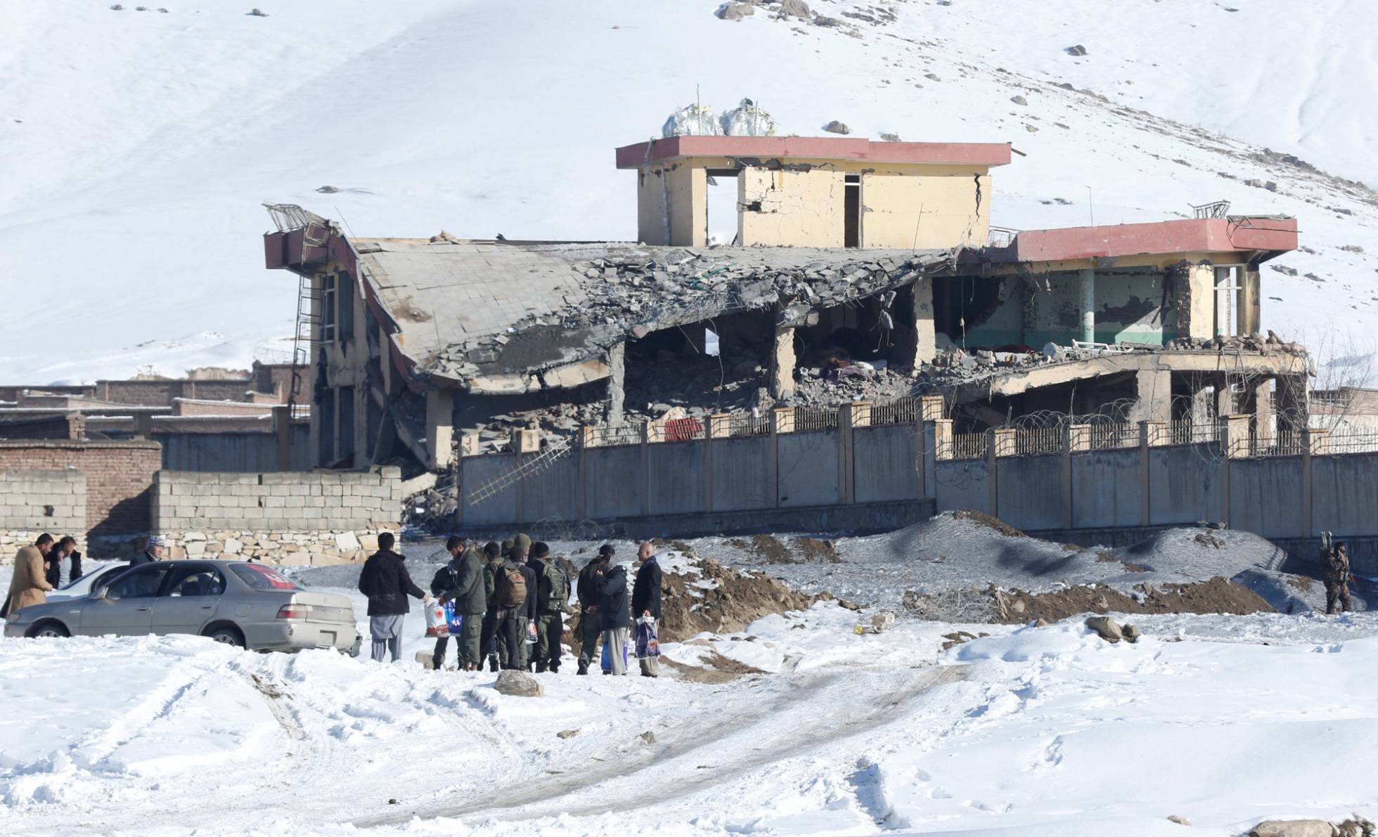 Cerca de 100 muertos en un ataque talibán a una base del servicio secreto de Afganistán