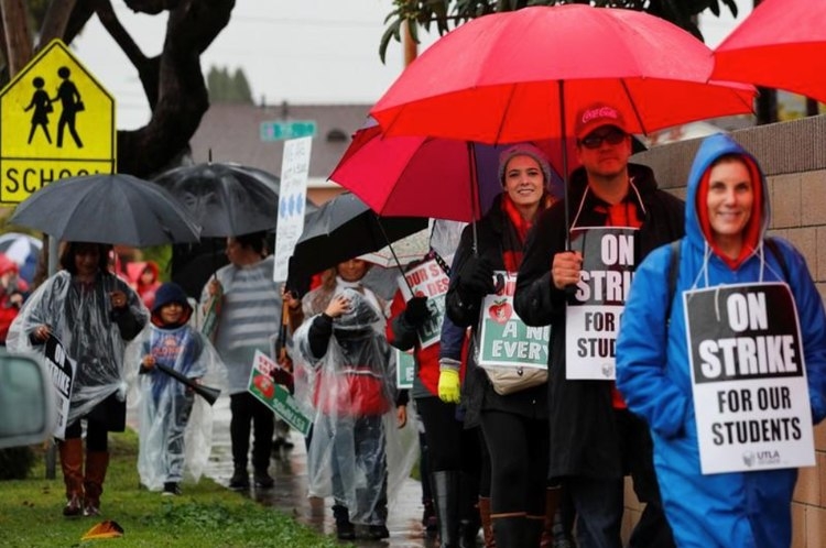 Docentes de Los Ángeles ganan una batalla contra la privatización de la educación