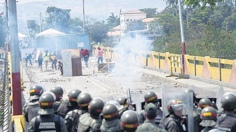 c2ee3dbf96baac1c2ae72a6d7e1f24cc Entre el bluf y la intervención externa