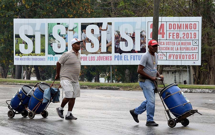 La Constitución y el pollo congelado. Cubanos a las urnas