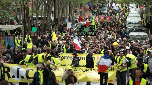 Los chalecos amarillos salen a la calle a desafiar a Macron y sus anuncios