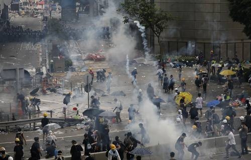 Ira en Hong Kong por ley de extradiciones a China; al menos 72 heridos en disturbios