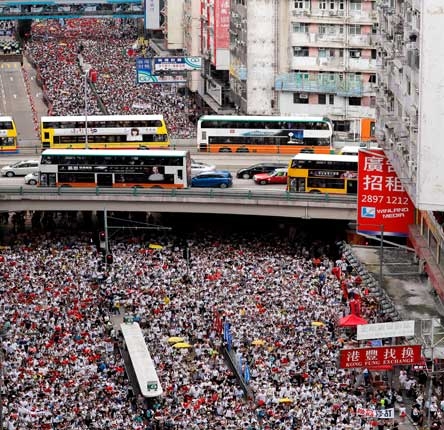 Más de un millón de personas salen a protestar en Hong Kong