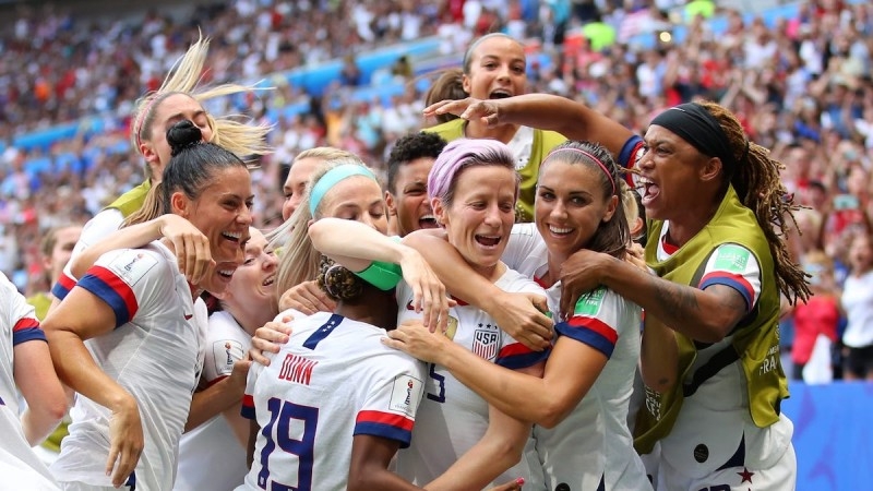 La selección de fútbol femenino estadounidense obtiene una plataforma global para sus batallas