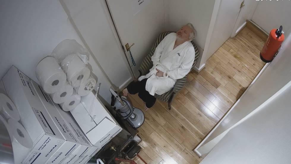 Julian Assange, espiado las 24 horas del día