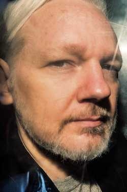 Facebook, multada con 5 mil millones de dólares y Twitter censura cuenta de Assange