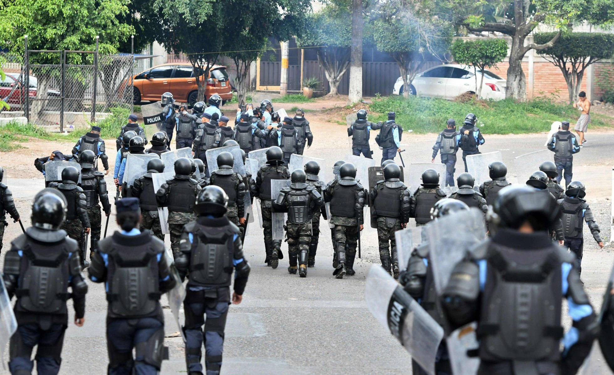Médicos y maestros plantan cara al Gobierno de Hernández en Honduras