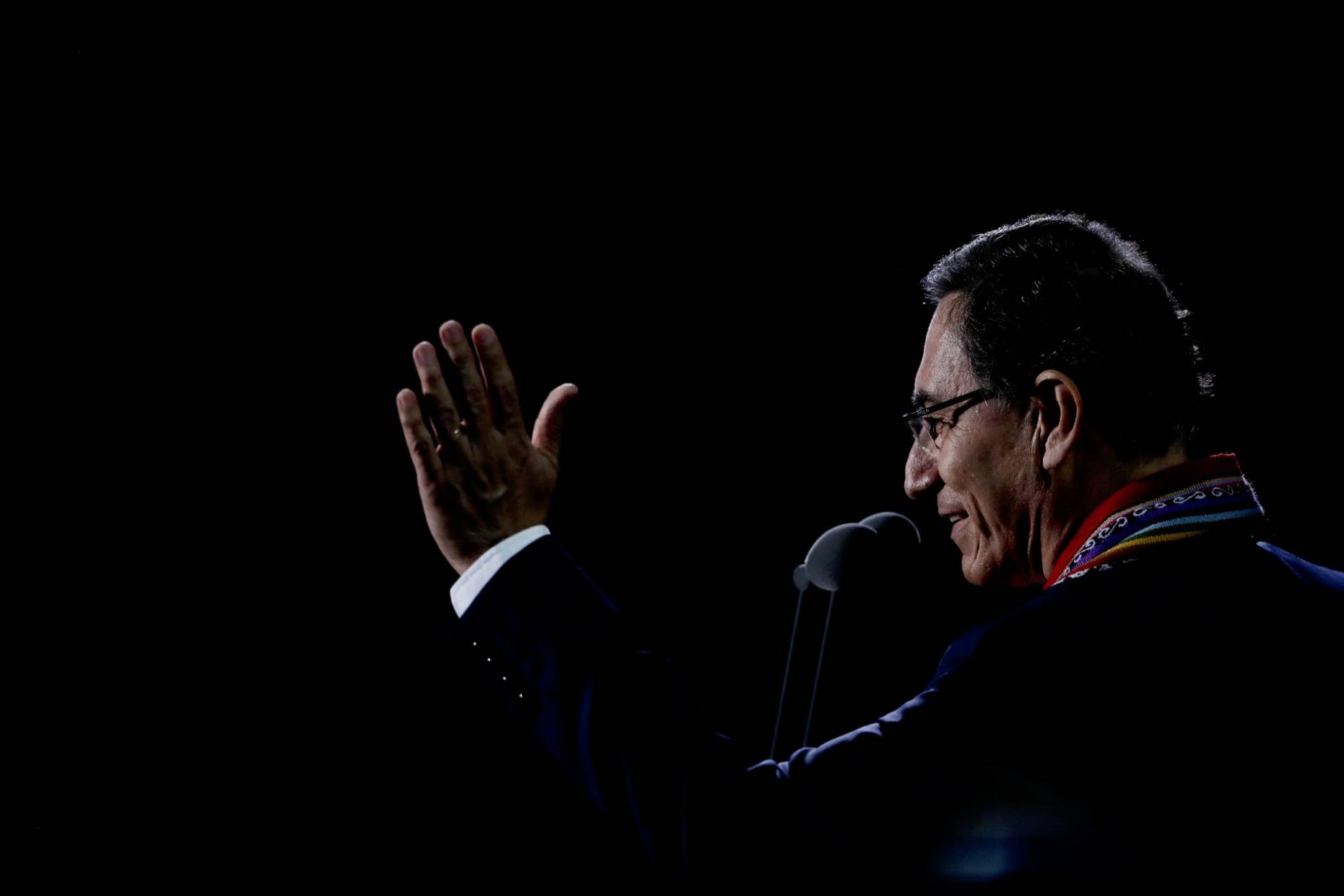 El presidente de Perú plantea un referéndum para adelantar un año las elecciones