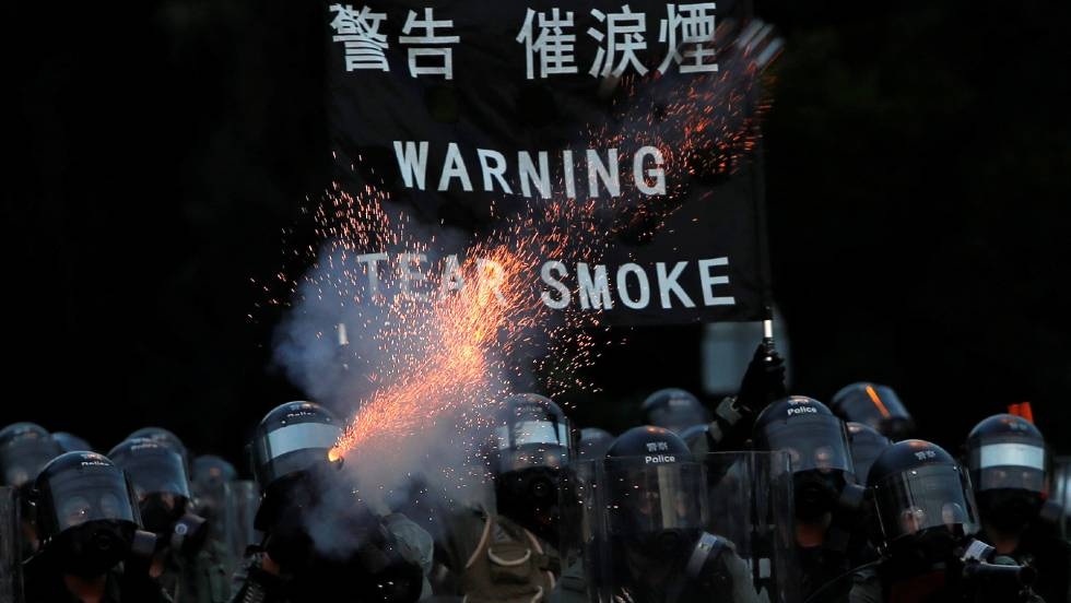 China advierte a los manifestantes de Hong Kong: “El que juega con fuego, se quema”