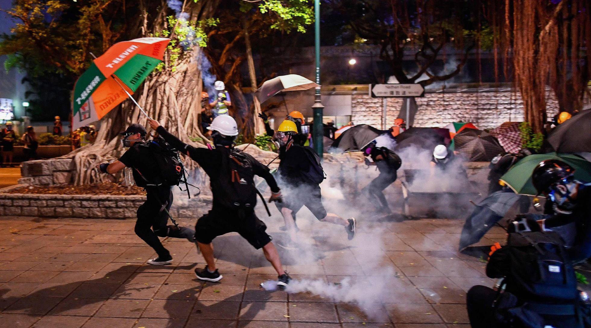 ce1a2ea73c411c1ae96bc37c668e5c44 La policía endurece la represión de las protestas en Hong Kong y emplea gases lacrimógenos en el metro