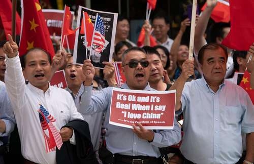 Marchan miles de profesores en Hong Kong contra la represión a estudiantes