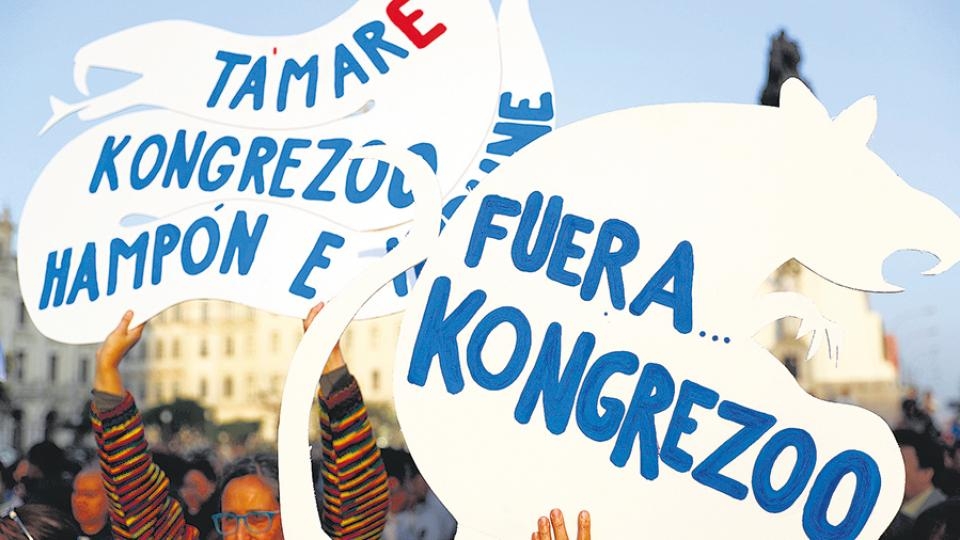 Miles de peruanos reclaman el cierre del Congreso  Guerra declarada al fujimorismo