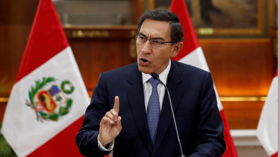 “Peligra la democracia” alerta Vizcarra en Perú