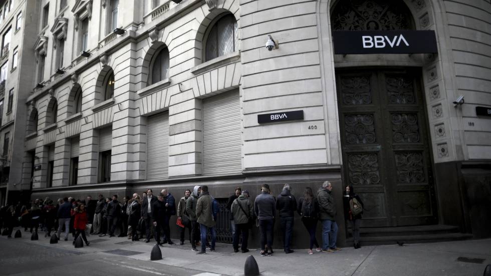 El miedo vuelve a hacer cola ante los bancos argentinos