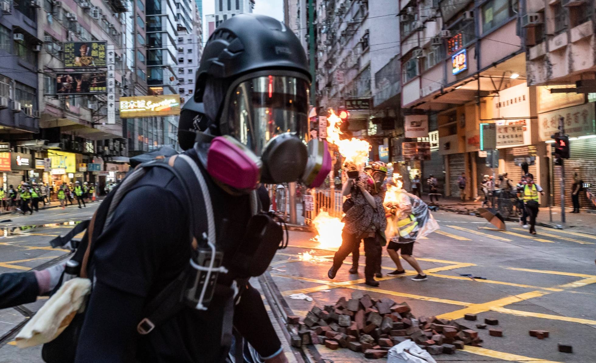 Manifestantes y policía endurecen sus tácticas en las protestas de Hong Kong