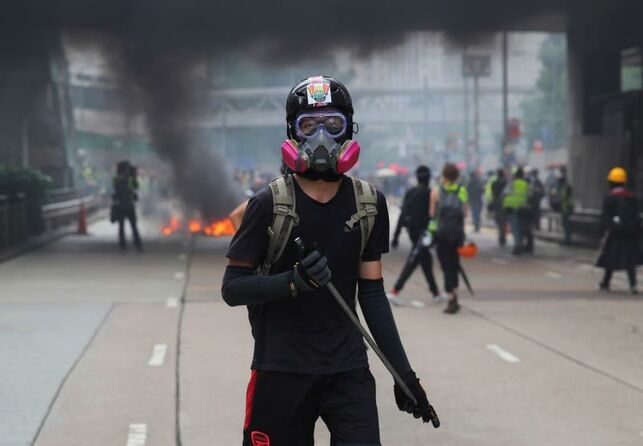 Hong Kong prohíbe el uso de máscaras en las manifestaciones