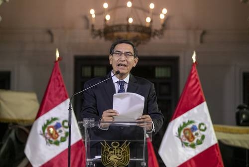 Con apoyo del ejército Vizcarra se afianza en la presidencia de Perú