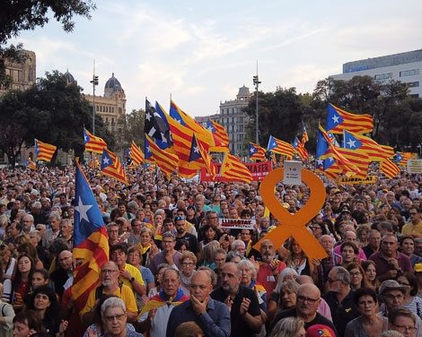Multitud marcha en Barcelona; reclama el derecho a la autodeterminación