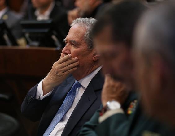 Ministro de Defensa de Colombia presenta su dimisión tras escándalo por la masacre de ocho menores de edad