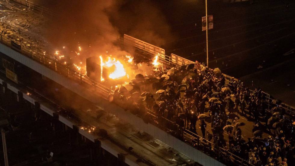 Una batalla campal entre estudiantes y policía recrudece la tensión en Hong Kong
