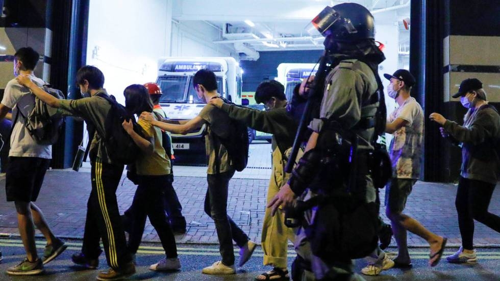La policía cerca a cientos de jóvenes en la Universidad Politécnica de Hong Kong