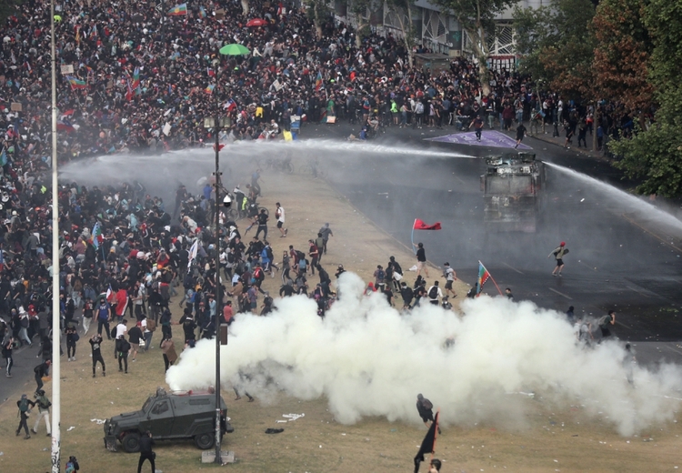 Súper represión para el Súper lunes en Chile 