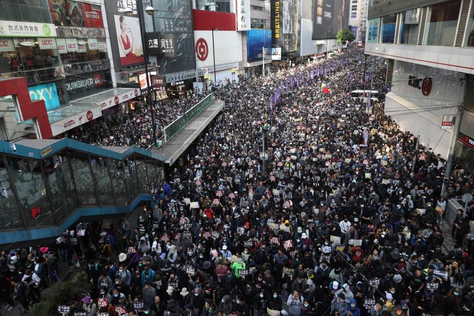 Multitudinaria protesta en Hong Kong 