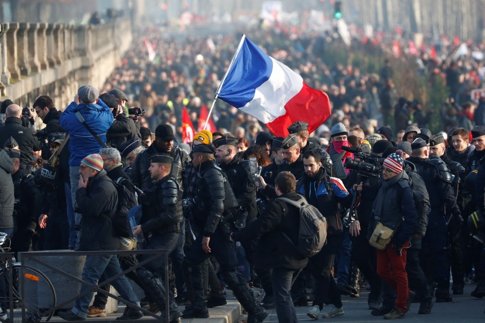 Macron aprueba una reforma de las pensiones escasa para los trabajadores