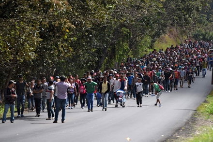 Avanza en Guatemala una caravana de 3 mil migrantes hondureños