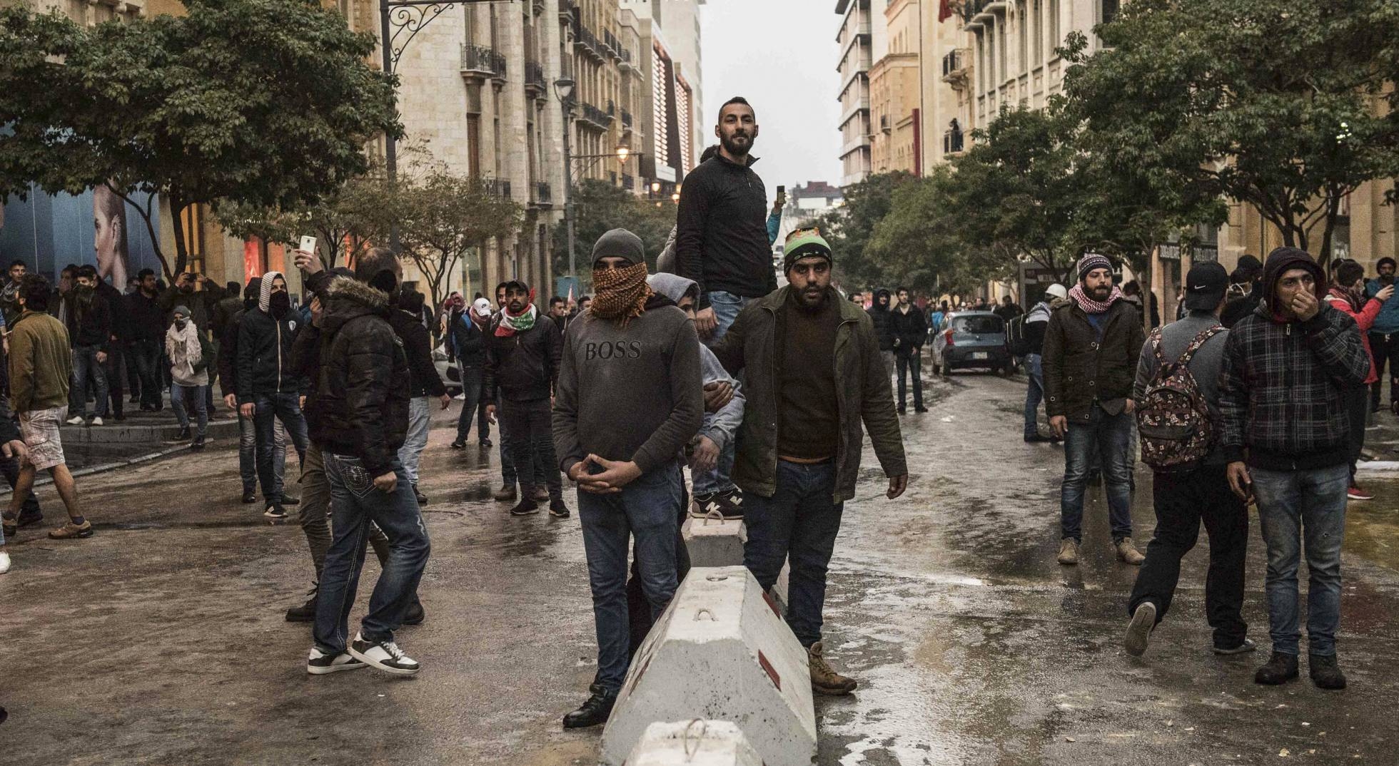 Decenas de heridos en una noche violenta en Beirut