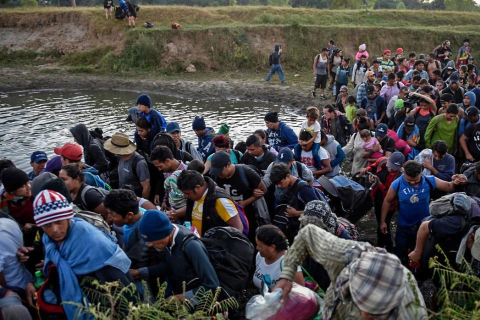 Trump prohibe entrar a los migrantes pobres
