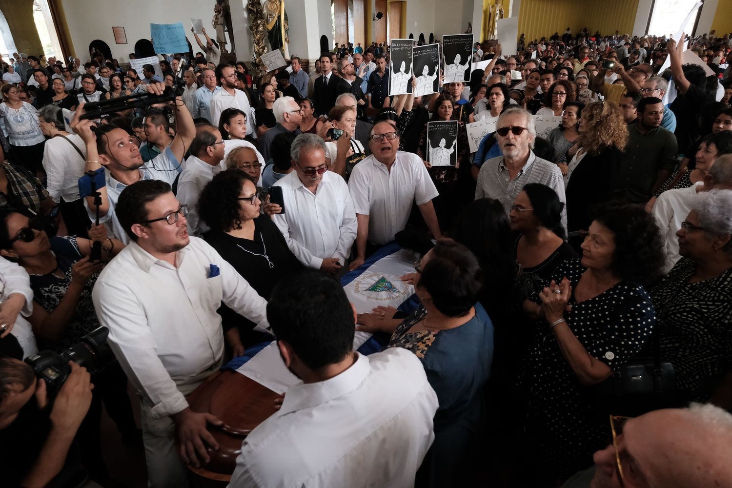 Simpatizantes de Ortega invaden el funeral del poeta Ernesto Cardenal para gritarle “traidor”
