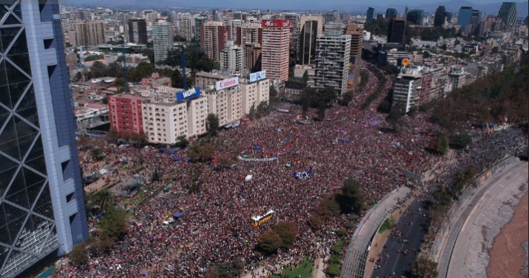 Multitudinarias manifestaciones en Chile por el Día Internacional de la Mujer y contra la gestión del gobierno