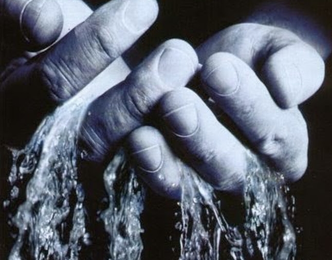 El agua se nos escurre entre los dedos